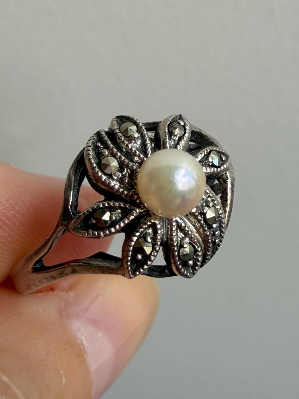 VINTAGE ROUND WHITE PEARL & MARCASITES RING 925 STERLING SILVER - Picture 16 of 16